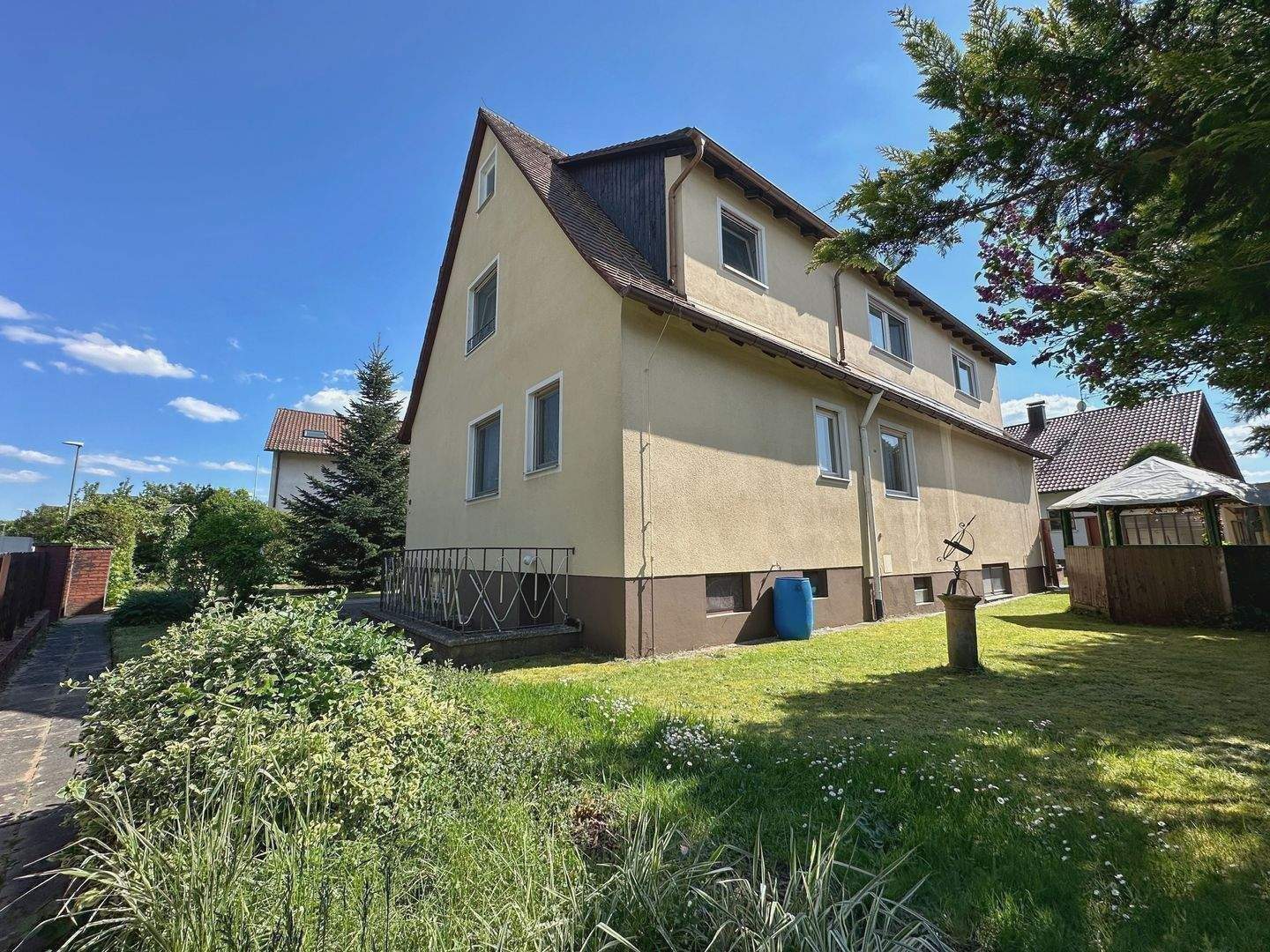 Ein Zuhause für die ganze Familie: Großzügiges Zweifamilienhaus mit schönem Grundstück, großem Balkon und zwei Garagen uvm. – Postbauer-Heng – Vorschaubild 2