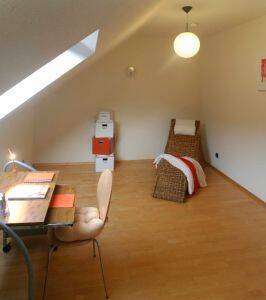 Dachgeschosswohnung mit Balkon, Ahornboden und Einbauküche – Krickenbach – Vorschaubild 4
