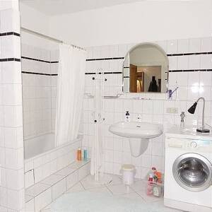 Möblierte 2 Zi.-Wohnung / Balkon/ Internet/ Pauschalmiete € 1.200,-/ Monat/frei ab sofort bis 31.10.2026 ( Zeitmietvertrag) / nur an eine Person! – 22083 Hamburg – Vorschaubild 2