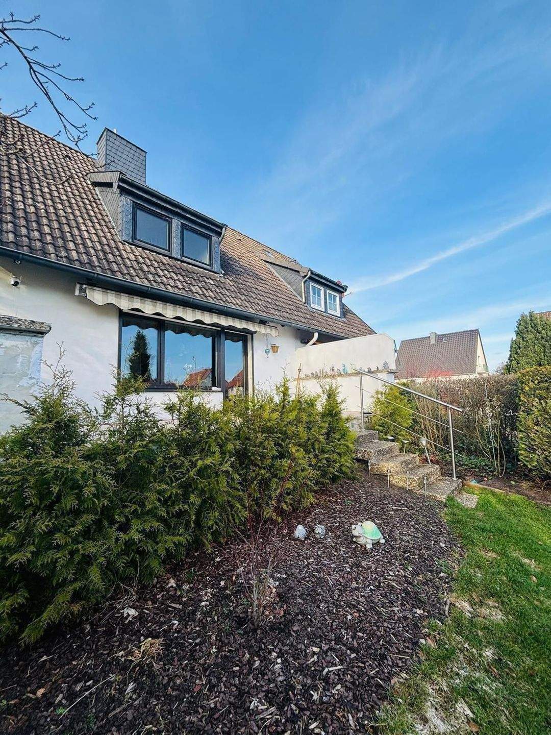 Gepflegte Doppelhaushälfte mit Terrasse, schönem Garten und 2 Stellplätzen – Celle – Bild 1 von 9