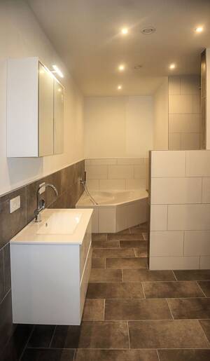 ++ MODERNES DESIGN MIT ZEITLOSER ELEGANZ ++ URBANES WOHNERLEBNIS MIT WELLNESS ++ ERSTBEZUG NACH KERNSANIERUNG ++ – 94513 Schönberg – Vorschaubild 7