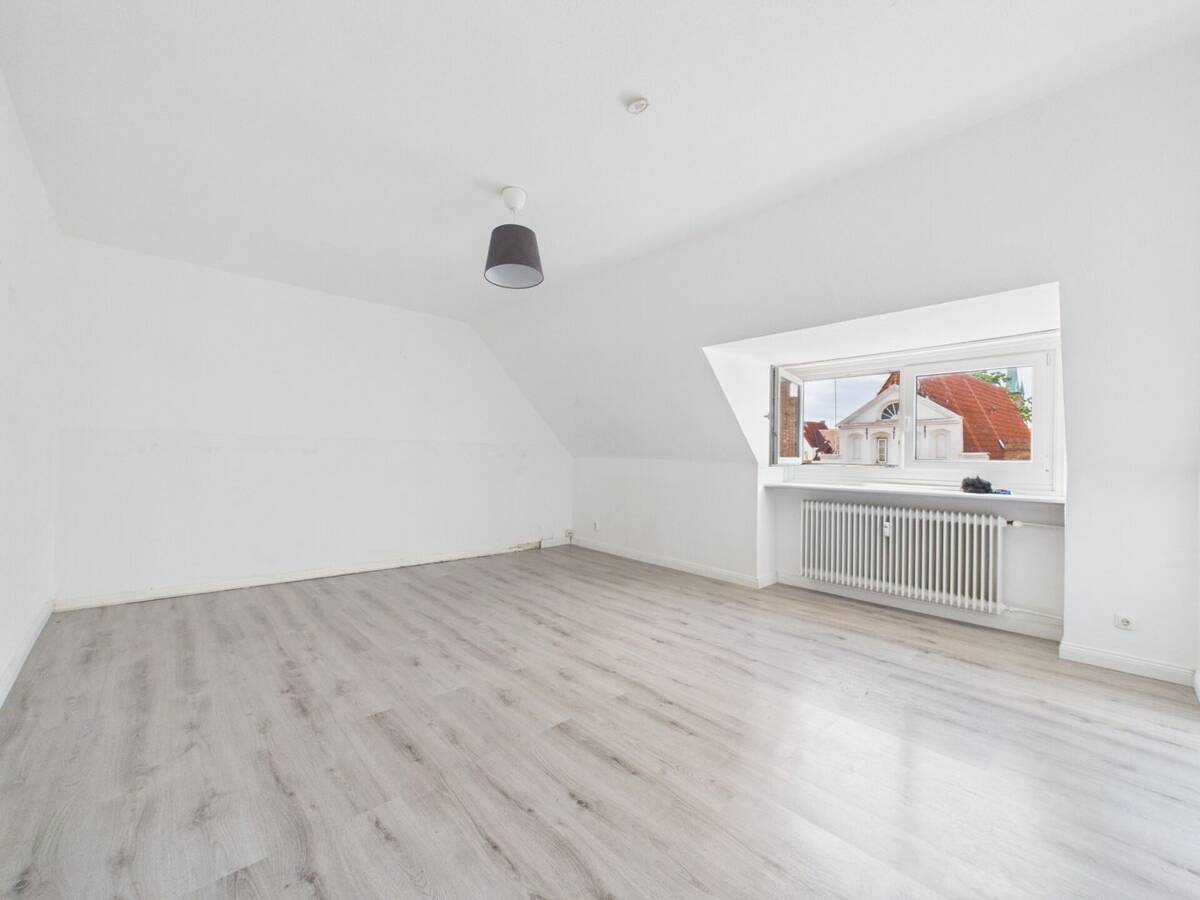 Innenstadt-Lage mit Komfort: gepflegte 2,5-Zimmer-Dachgeschosswohnung in Lübeck – 23552 Lübeck – Bild 1 von 9