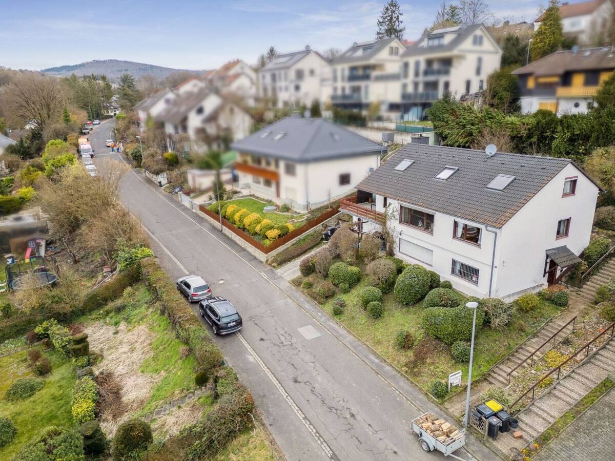 Wiesbaden-OT: Großzügiges Einfamilienhaus mit Einliegerwohnung in herrlicher Blicklage – 65207 Wiesbaden – Bild 1 von 9