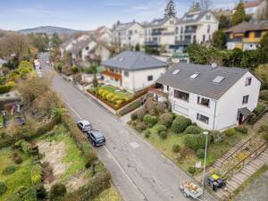 Wiesbaden-OT: Großzügiges Einfamilienhaus mit Einliegerwohnung in herrlicher Blicklage