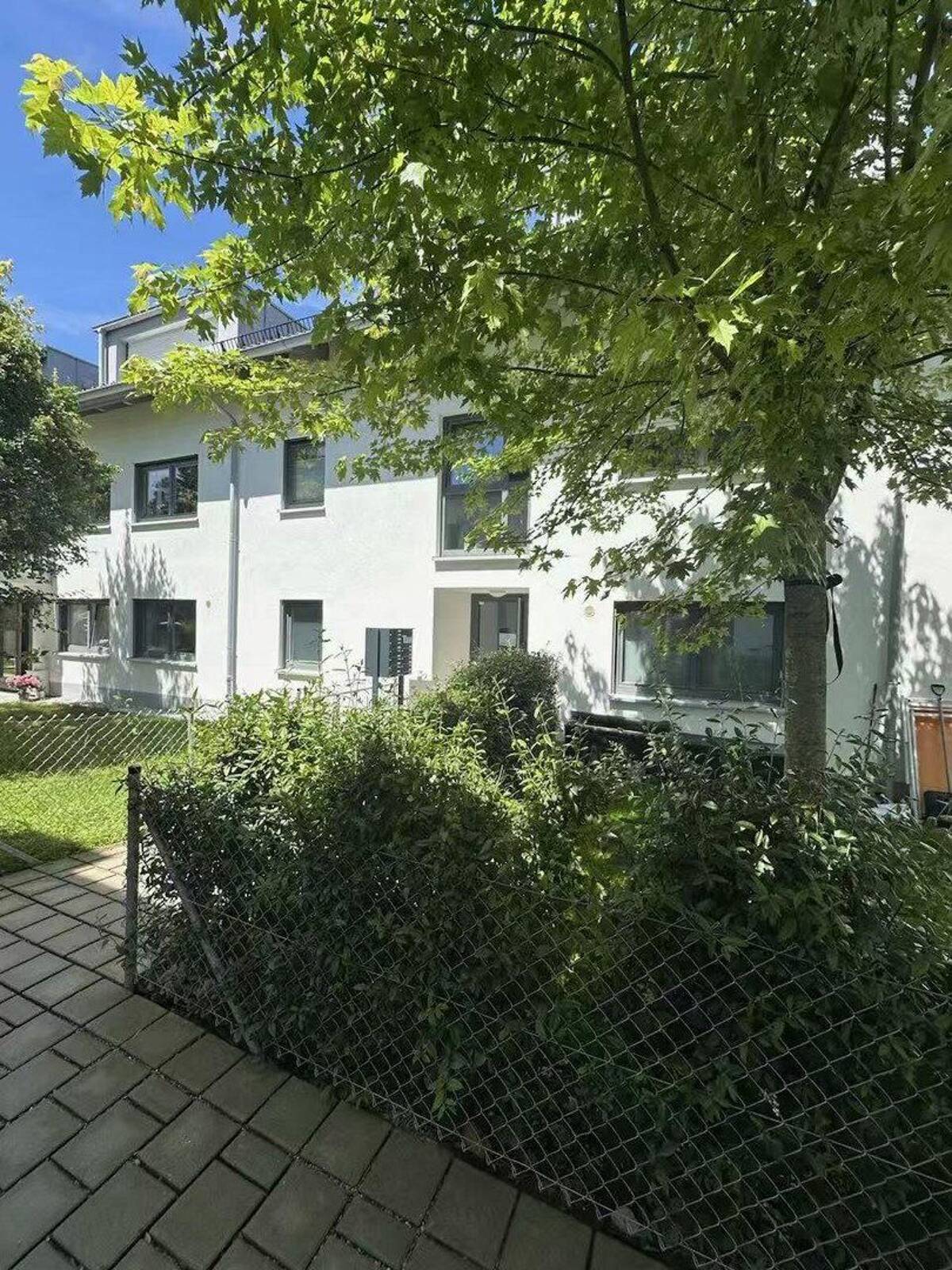 Exklusives Wohnen in Neubiberg: Moderne Eigentumswohnung mit Garten & Stellplätzen – 85579 Neubiberg – Bild 1 von 7