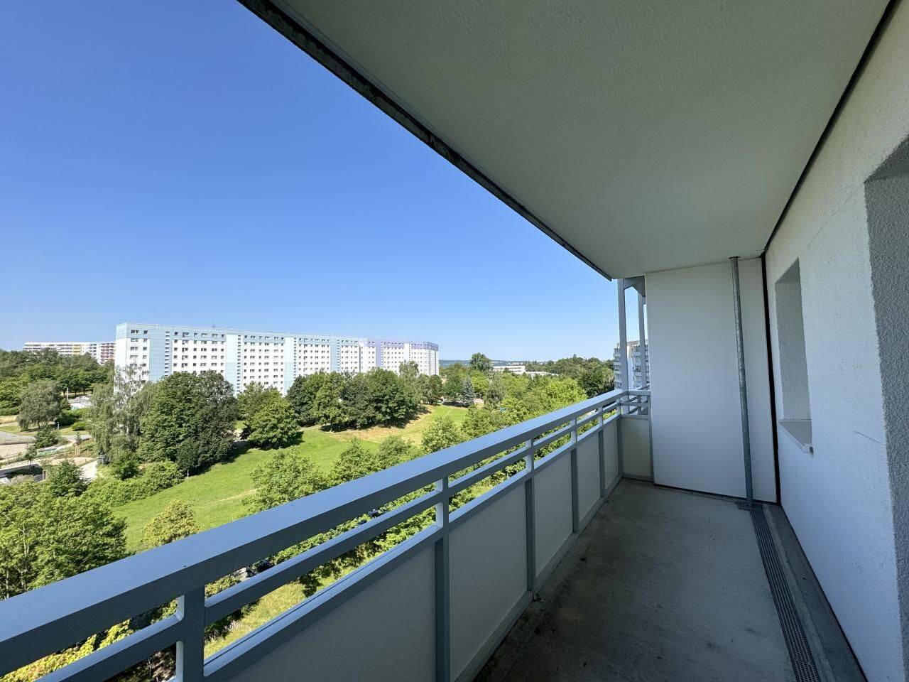 1-Raum-Wohnung mit top Aussicht aus 10. Etage und Einbauküche – Chemnitz – Vorschaubild 4