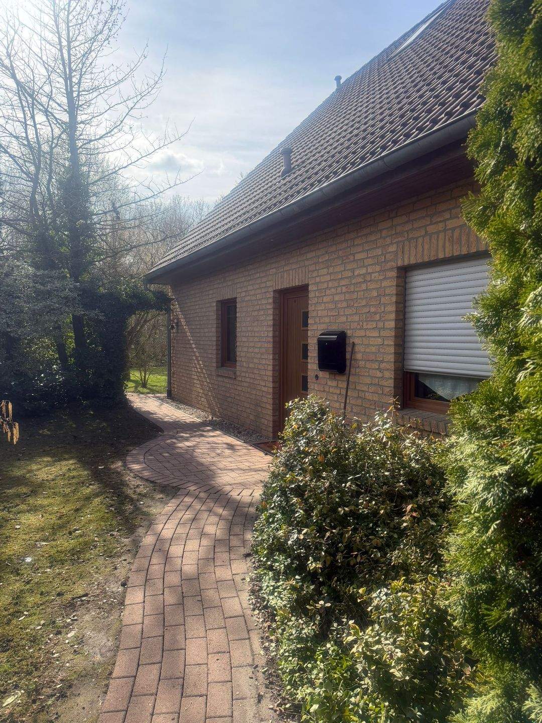 Uetze-Dedenhausen: Neuwertiges Einfamilienhaus mit 2. Eingang in Bürobereich – Uetze – Vorschaubild 2