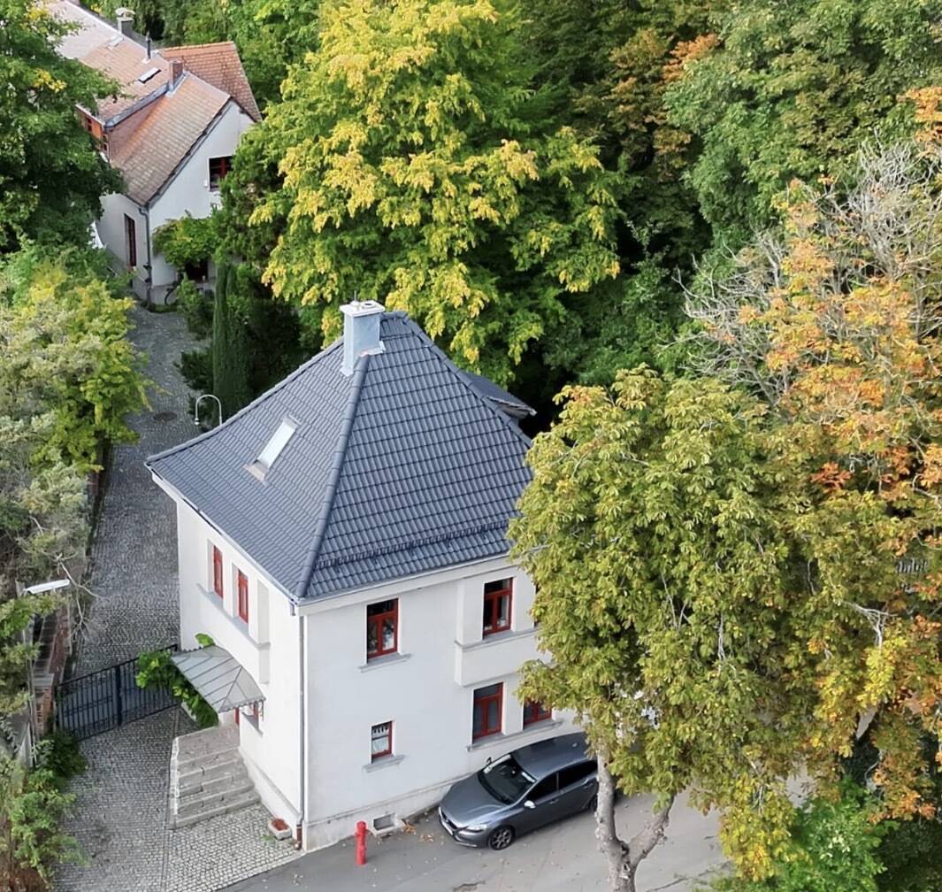 Charmantes Einfamilienhaus mit separatem Hinterhaus in erstklassiger zentraler Lage. – Helmbrechts – Bild 1 von 9