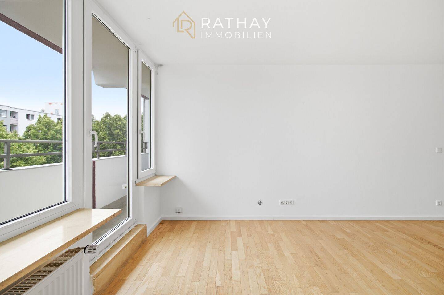 Bezugsfreie 3-Zimmer-Wohnung mit zwei Südbalkonen, Blick ins Grüne & zwei Tiefgaragenstellplätzen – Regensburg – Vorschaubild 3