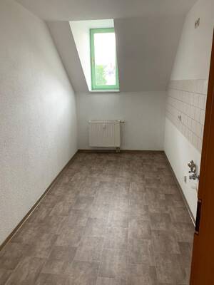 2-Zimmer-DG-Wohnung mit großem, hellem Wohnzimmer mit Erker – 9130 Chemnitz – Vorschaubild 5