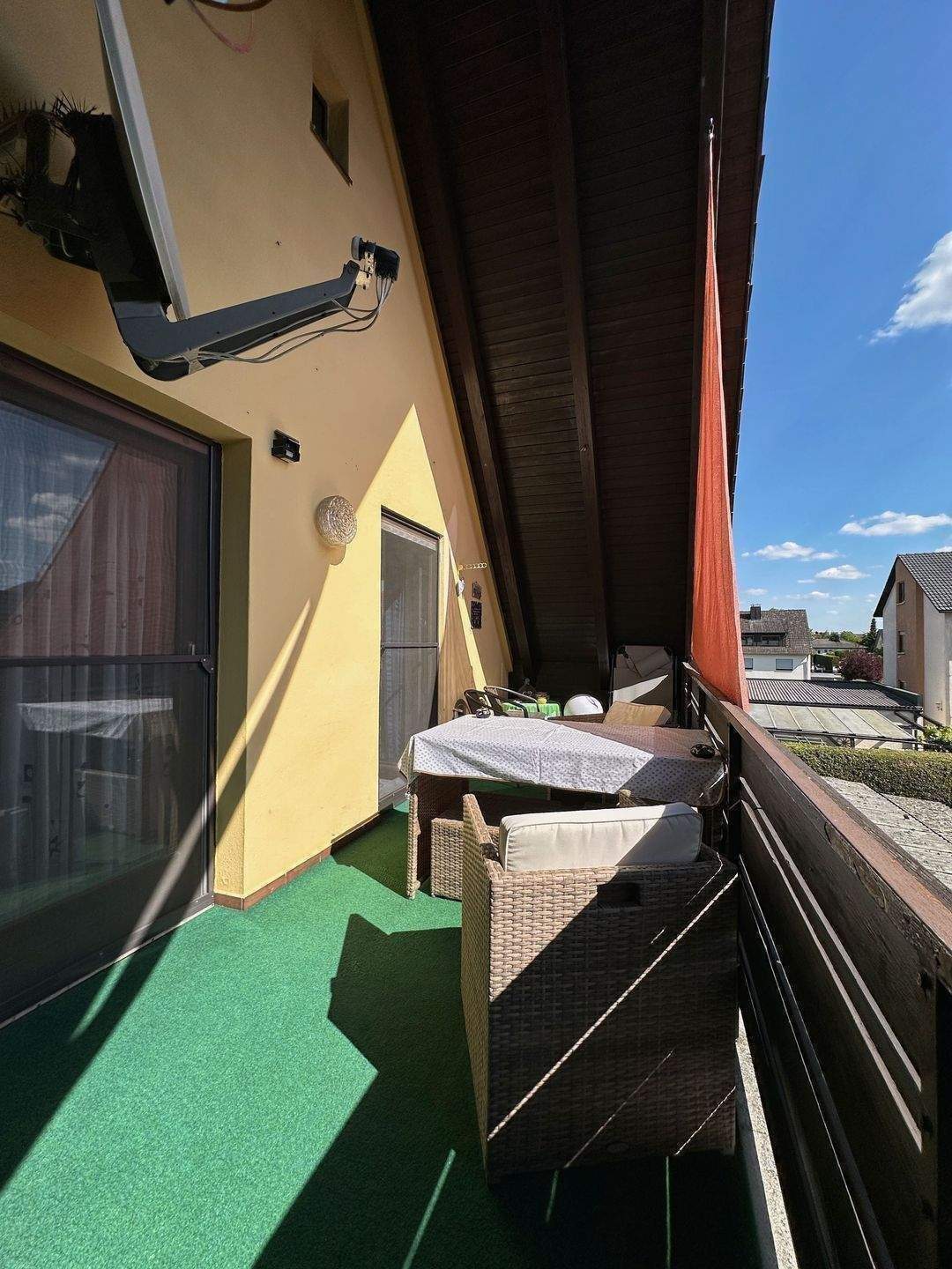 Ein Zuhause für die ganze Familie: Großzügiges Zweifamilienhaus mit schönem Grundstück, großem Balkon und zwei Garagen uvm. – Postbauer-Heng – Vorschaubild 6