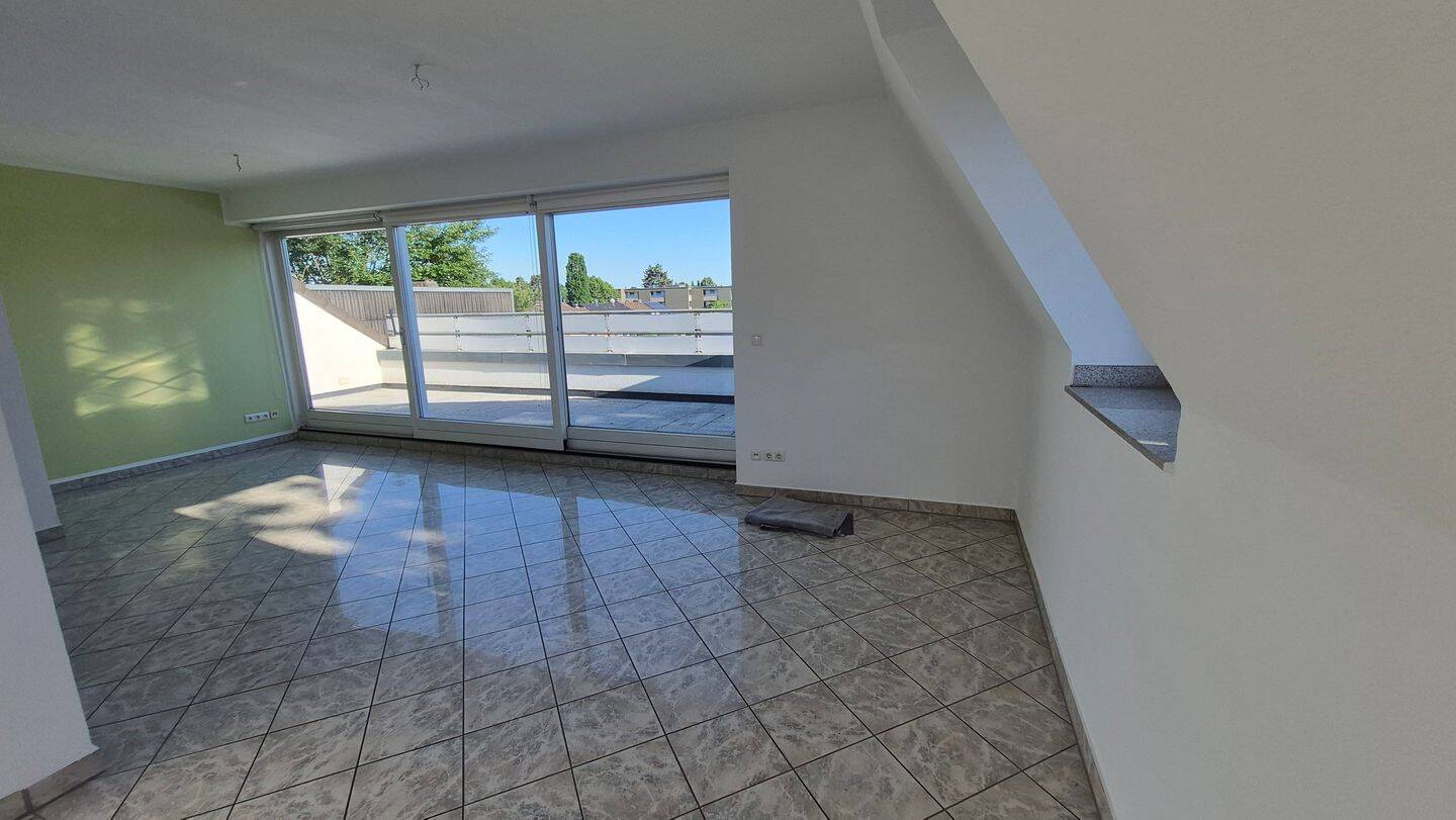 Großzügige und gut geschnittene DG Wohnung in gesuchter Lage direkt am Schmölderpark gelegen. Große Terrasse !