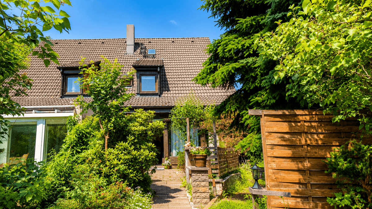 Familienhaus mit Kamin, Rosengarten und Potenzial auf 500 m² Grundstück – 13591 Berlin – Bild 1 von 9