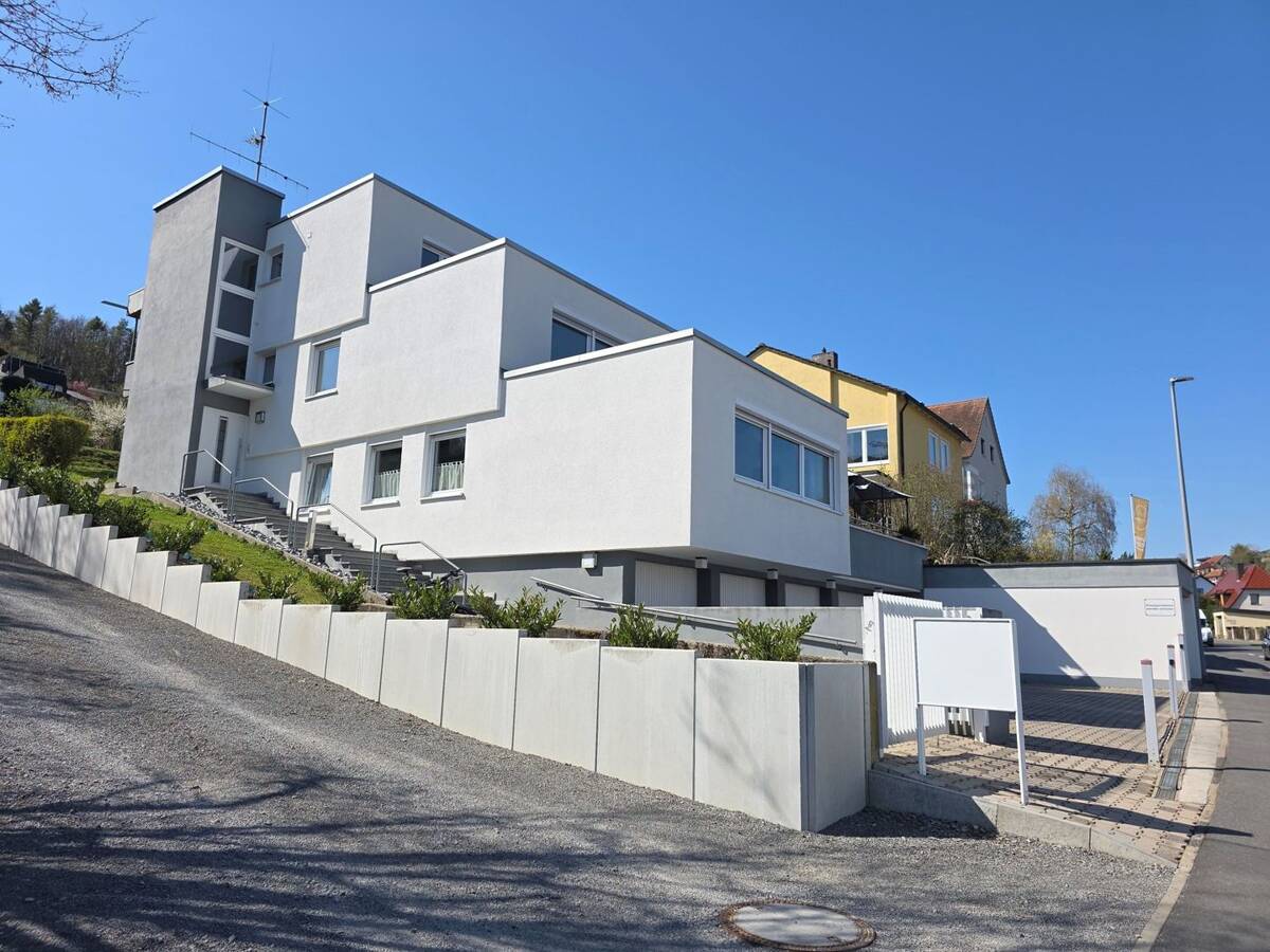Ruhig gelegene 3-Zi-Wohnung im obersten Geschoss mit EBK, Balkon & Gartennutzung, Garage optional – 97082 Würzburg – Bild 1 von 9