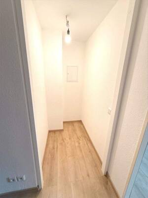 Renovierte schöne 2-Zi.-Whg mit gr. Südost-Balkon mit TG sucht langjähriges Mieterpaar – 1187 Dresden – Vorschaubild 8