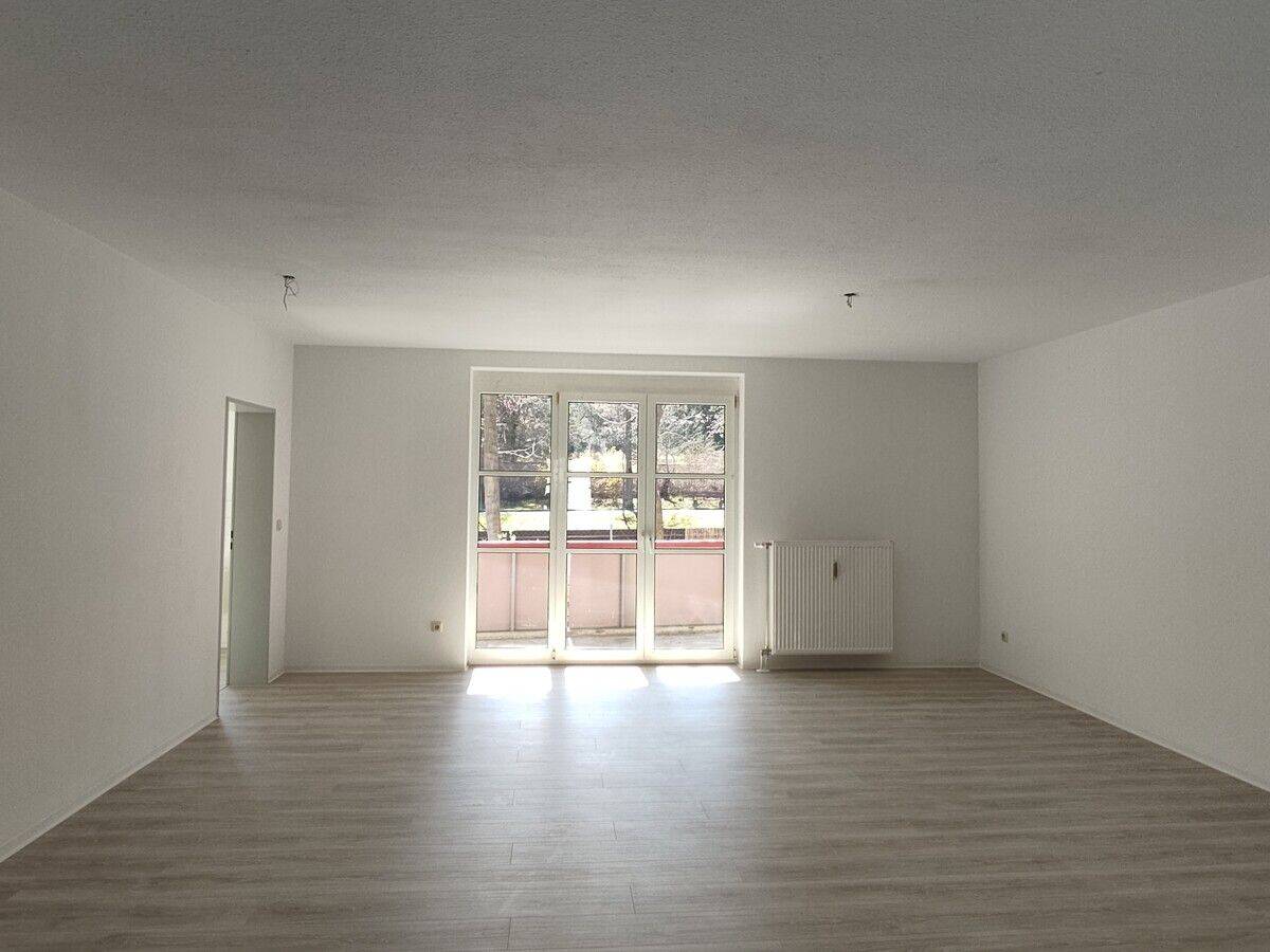 Schöne, renovierte 4-Zimmer-Wohnung mit Balkon! – Plauen – Vorschaubild 2