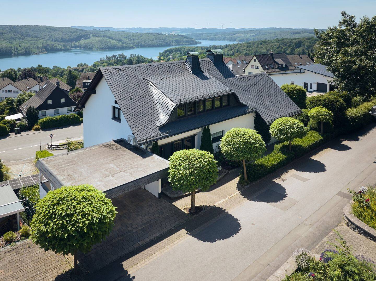 / Wohnen mit Panorama-Seeblick: Exklusives Einfamilienhaus mit Gartenwohnung am Sorpesee – Sundern – Bild 1 von 9