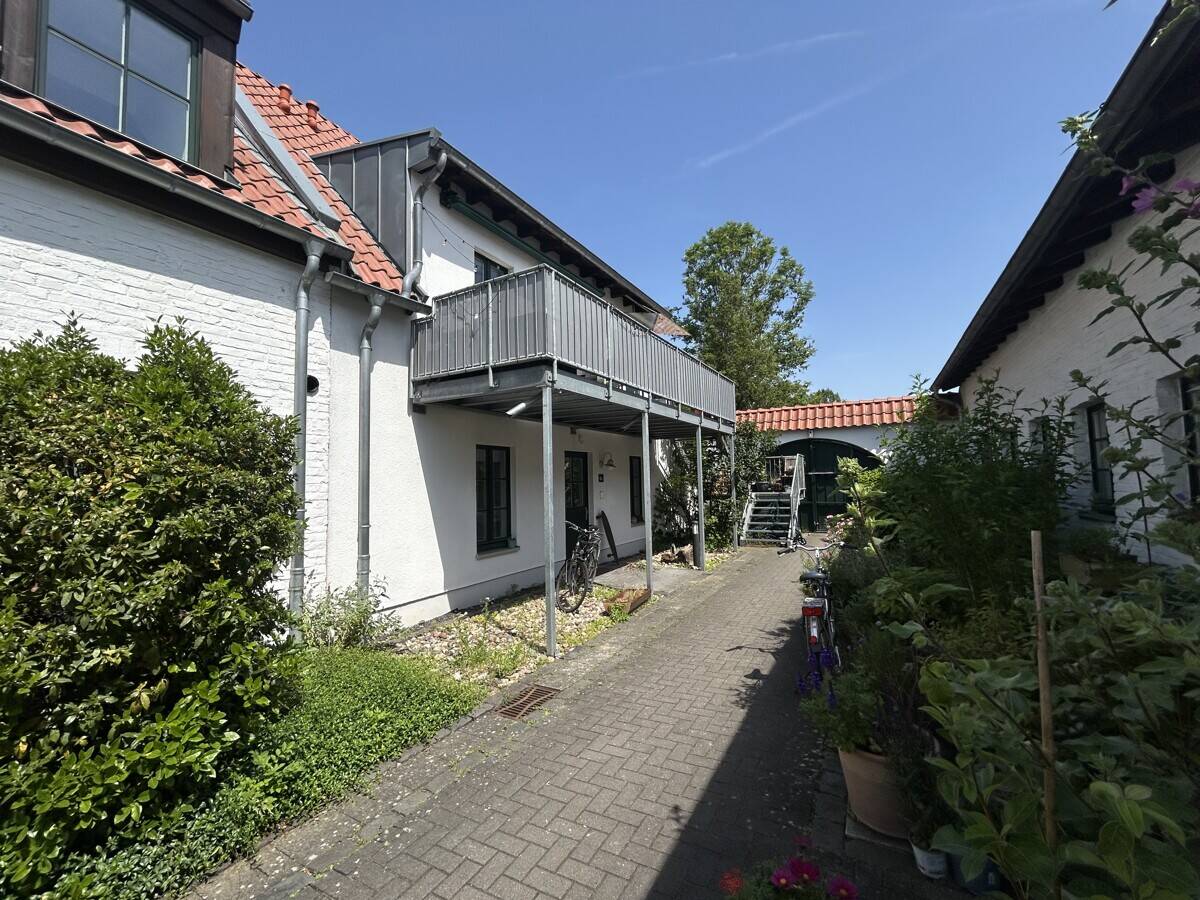 Merheim: Leben auf dem Frohnhof! Charmante 2 Zimmer-Eigentumswohnung in denkmalgeschützter Anlage! – Köln – Vorschaubild 2