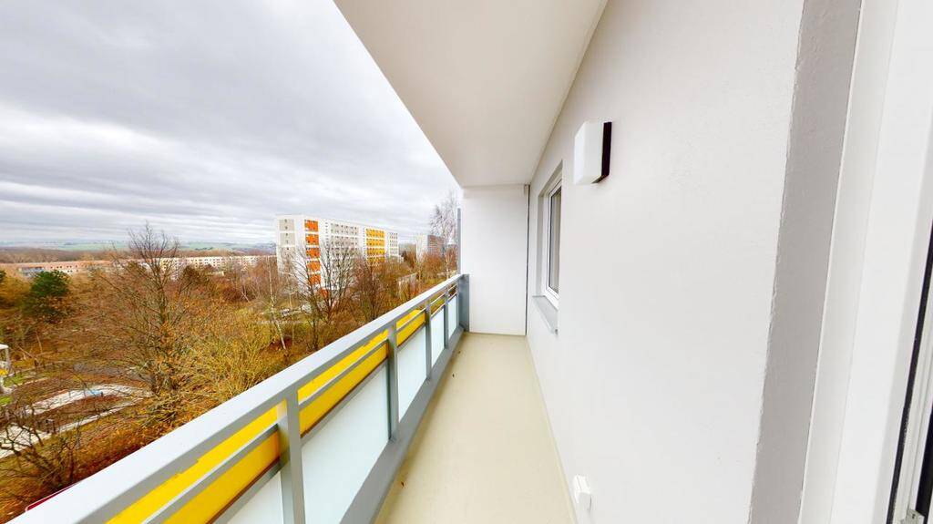 Lichterfüllte 1-Raum-Wohnung mit Einbauküche und Balkon – Chemnitz – Vorschaubild 4