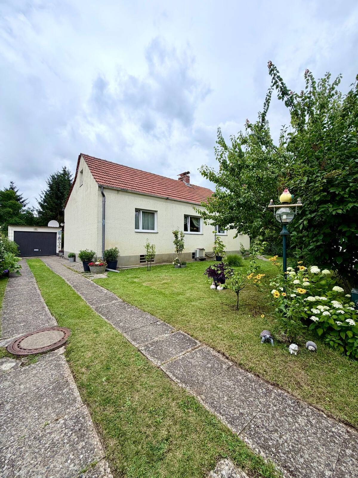 Traumhaftes Familiendomizil mit weitläufigem Eigengarten und Obstbaumbestand – 12357 Berlin – Bild 1 von 9