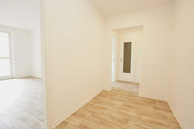 Schickes Wannenbad mit Dusche I Aufzug & Balkon – Chemnitz – Vorschaubild 6