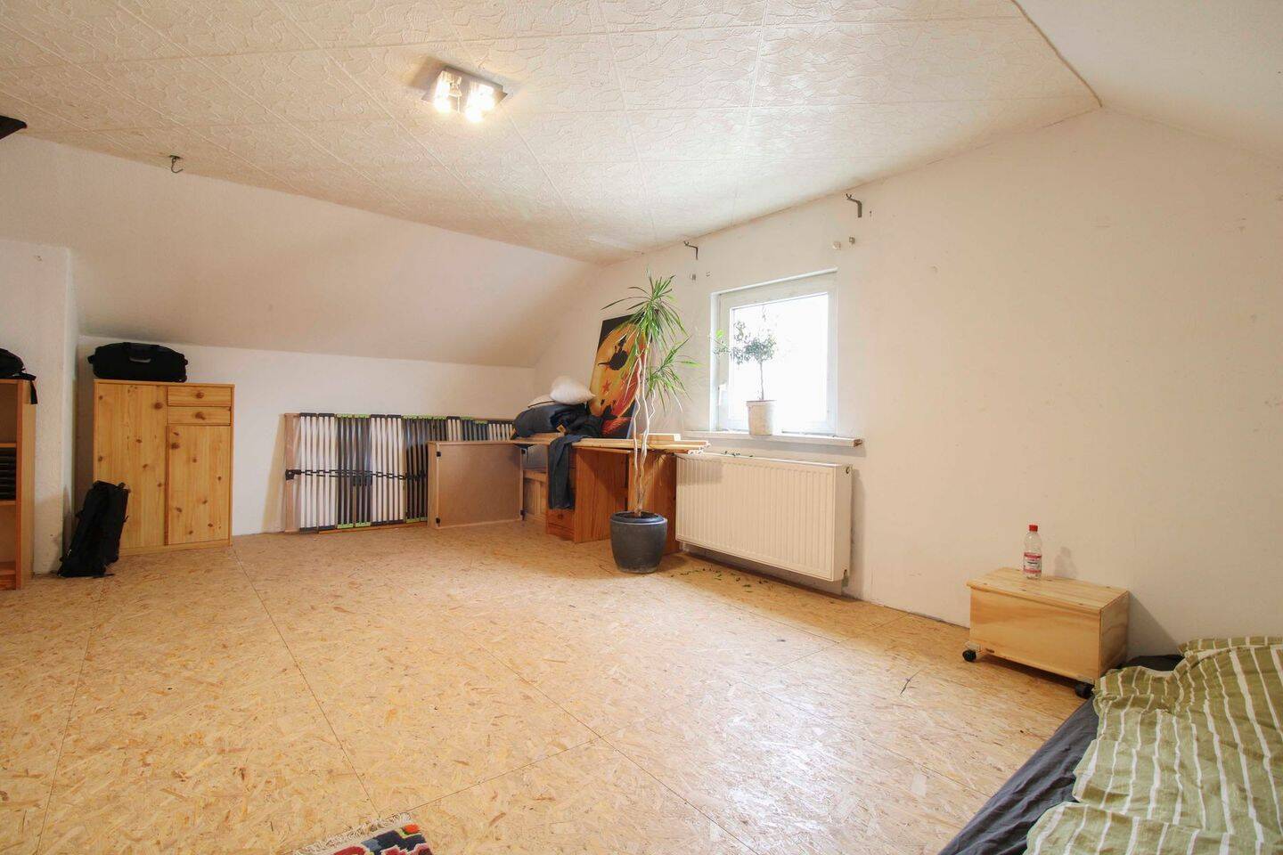 Gestalten Sie ihr neues Zuhause: Renovierungsbedürftiges Einfamilienhaus inkl. Halle in Villingen – Hungen – Vorschaubild 5