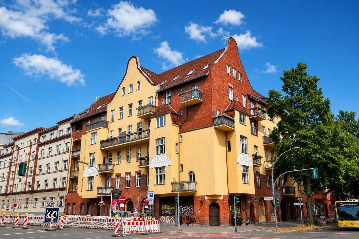 Bezugsfrei! 3-Zimmer-Altbau mit Blick auf den Schillerpark - 2 Balkone