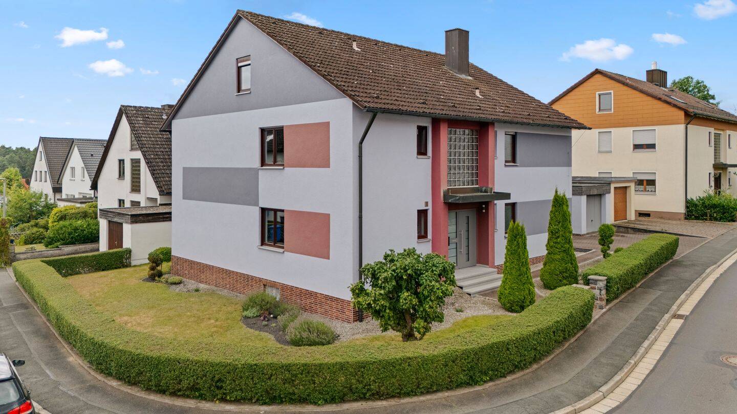 Hochwertig Renoviert! Großzügiges Zweifamilienhaus mit traumhaftem Garten in ruhiger Lage – Eckersdorf – Vorschaubild 2