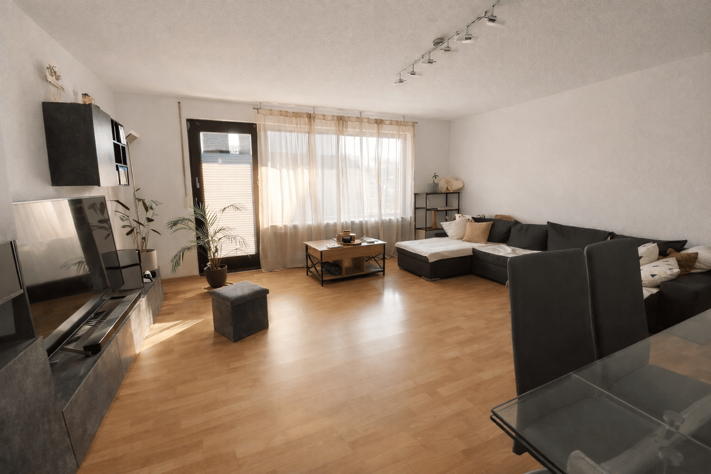Freistehendes Zweifamilienhaus in Alfeld mit großzügigem Garten, PV-Anlage und effizienter Wärmepumpe. – Alfeld (Leine) – Bild 1 von 5