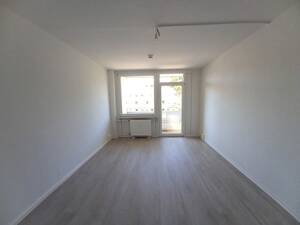 Eine 3 Raumwohnung mit Balkon wartet auf Familien oder eine 2-er WG – 1277 Dresden – Vorschaubild 3