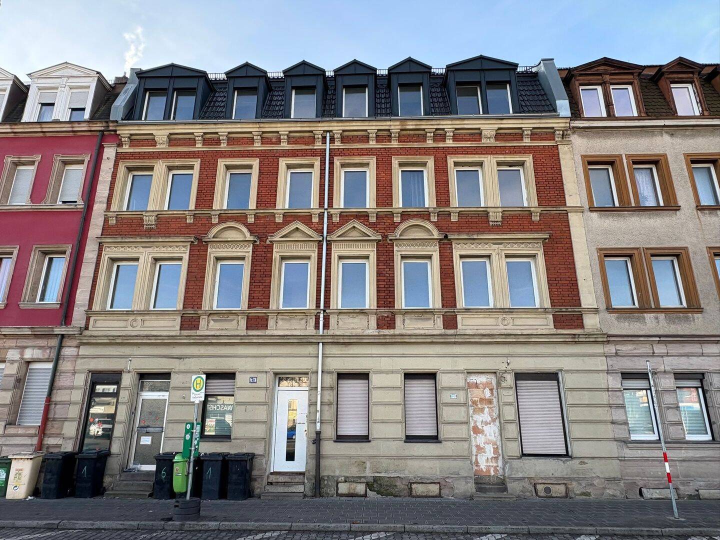 Historisches Mehrfamilienhaus mit großem Entwicklungspotenzial in zentraler Fürther Lage