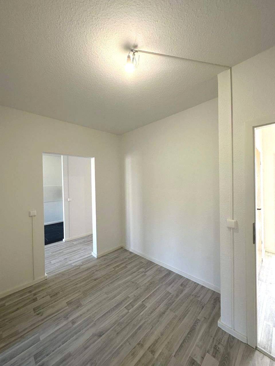 Saniert 5-Zimmer-Wohnung mit 2 Bädern + 2 Balkonen (WE51-52)