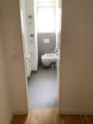 Schicke 4 Zimmerwohnung mit EBK, Tageslichtbad und Balkon – 60389 Frankfurt am Main – Vorschaubild 4