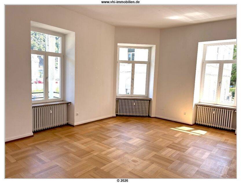 Einmaliger Altbaucharme! Großzügige 4-Zimmer-Wohnung mit 2 Balkonen