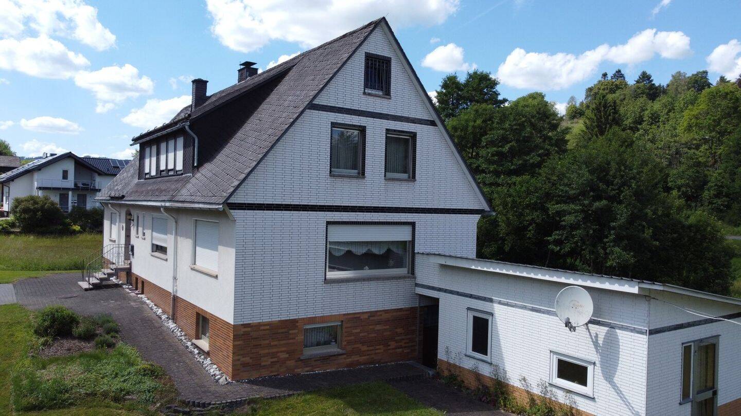Ein Haus, viele Perspektiven - Ein-/Zweifamilienhaus in ruhiger Wohnlage von Bad Laasphe-Feudingen