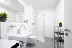 MÜNCHNER IG | TRAUMHAFTE 2 ZIMMER WOHNUNG IN SCHWABING MIT BLICK INS GRÜNE ! – 80807 München – Vorschaubild 4