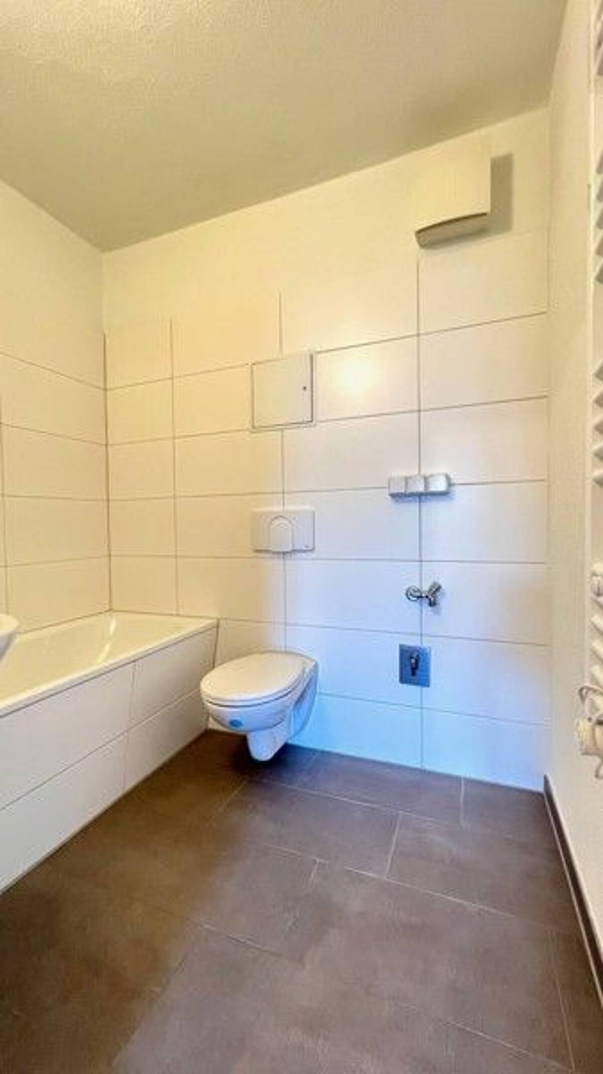 Helle 3-Zimmerwohnung mit Balkon und Aufzug! – 1239 Dresden – Bild 1 von 9