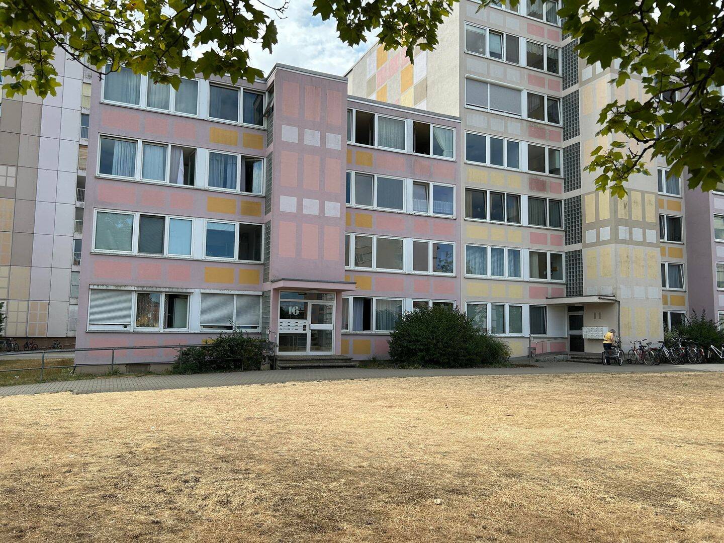 Lichtdurchflutet & gut geschnitten