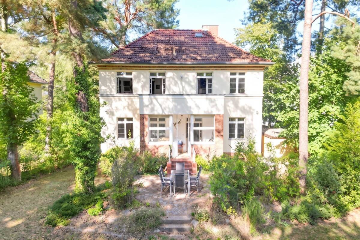 Charmantes Einfamilienhaus in Grunewald: 6 Zimmer, großer Garten und Garage direkt am Roseneck – 14193 Berlin – Bild 1 von 9