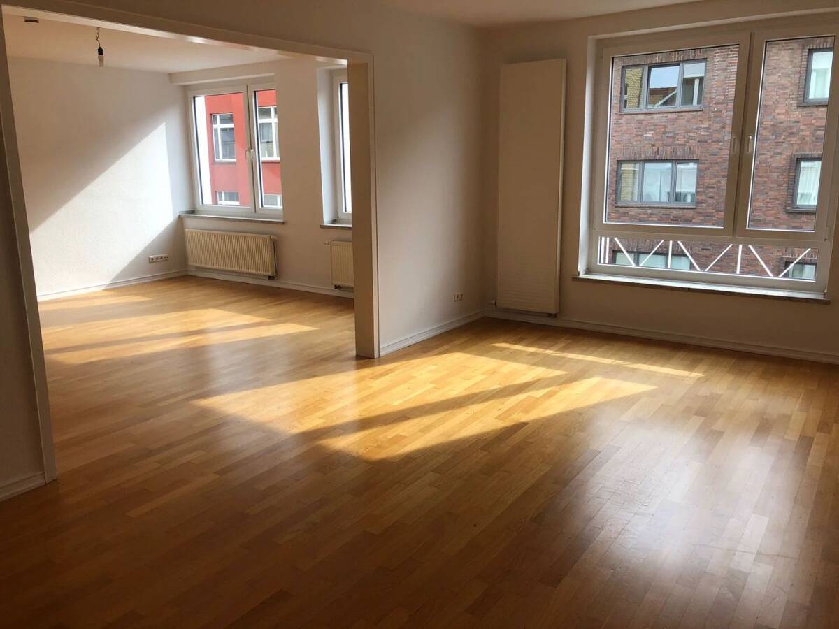 Lichtdurchflutete, großzügige 3-Zimmerwohnung mit Balkon und Parkett -nur schriftliche Anfragen - – 50672 Köln – Bild 1 von 9