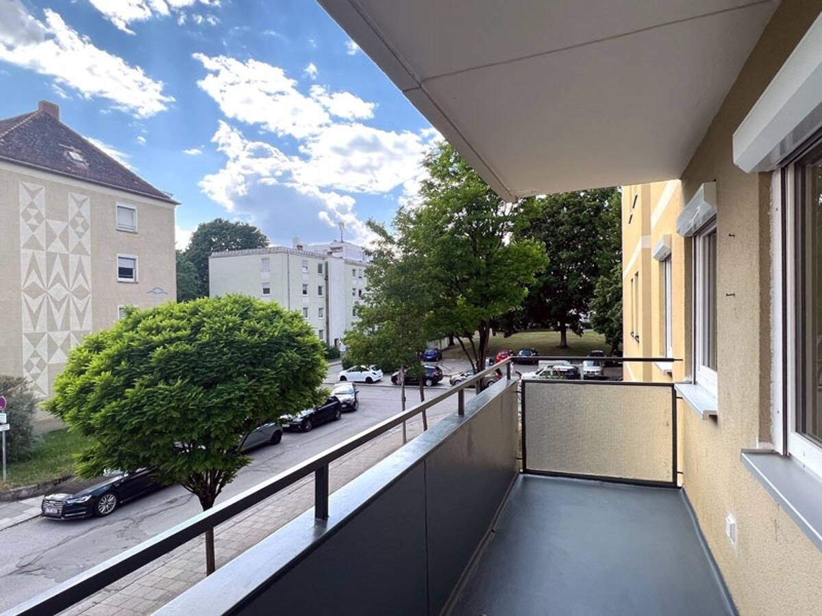 Möblierte 4-Zi-Whg, zwei Balkone, TG-Stellplatz in München-Freimann (U6)