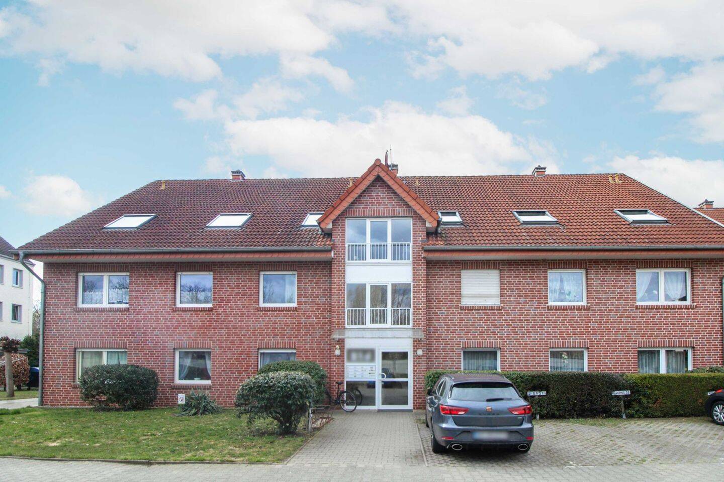 Helle Dachgeschosswohnung mit Balkon und Stellplatz in ruhiger Sackgassenlage