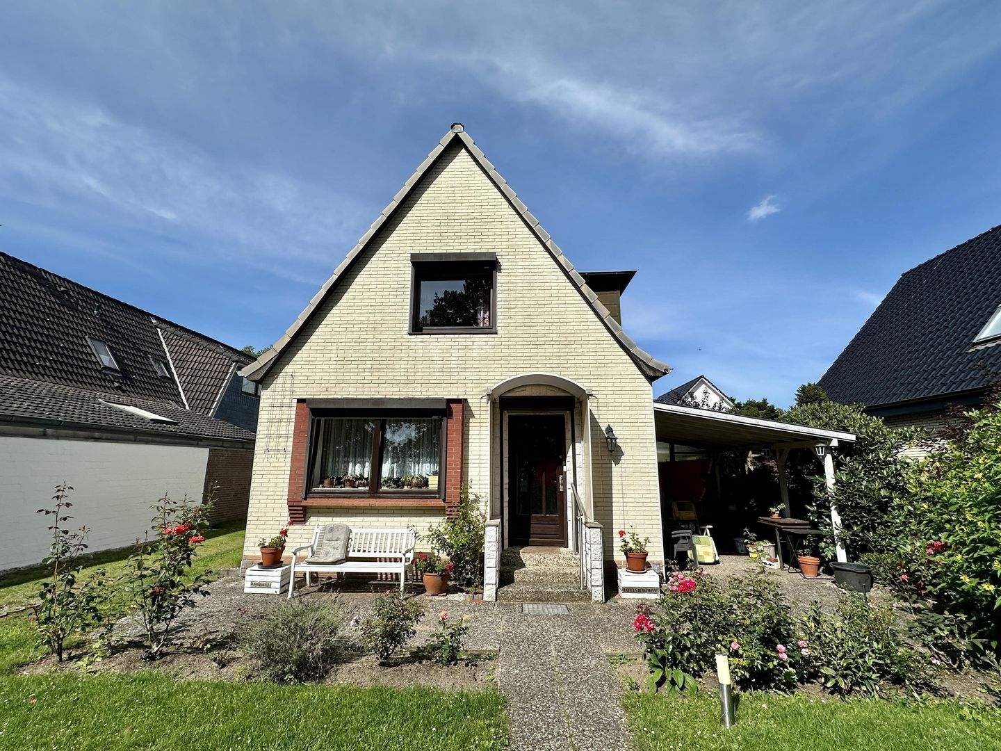Charmantes Einfamilienhaus mit Einliegerbereich in ruhiger Lage von Norderstedt – Norderstedt – Bild 1 von 9