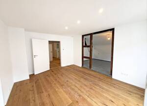 S-MITTE: Modernisierte Dachgeschoss-Wohnung in begehrter Lage – 70182 Stuttgart – Vorschaubild 2