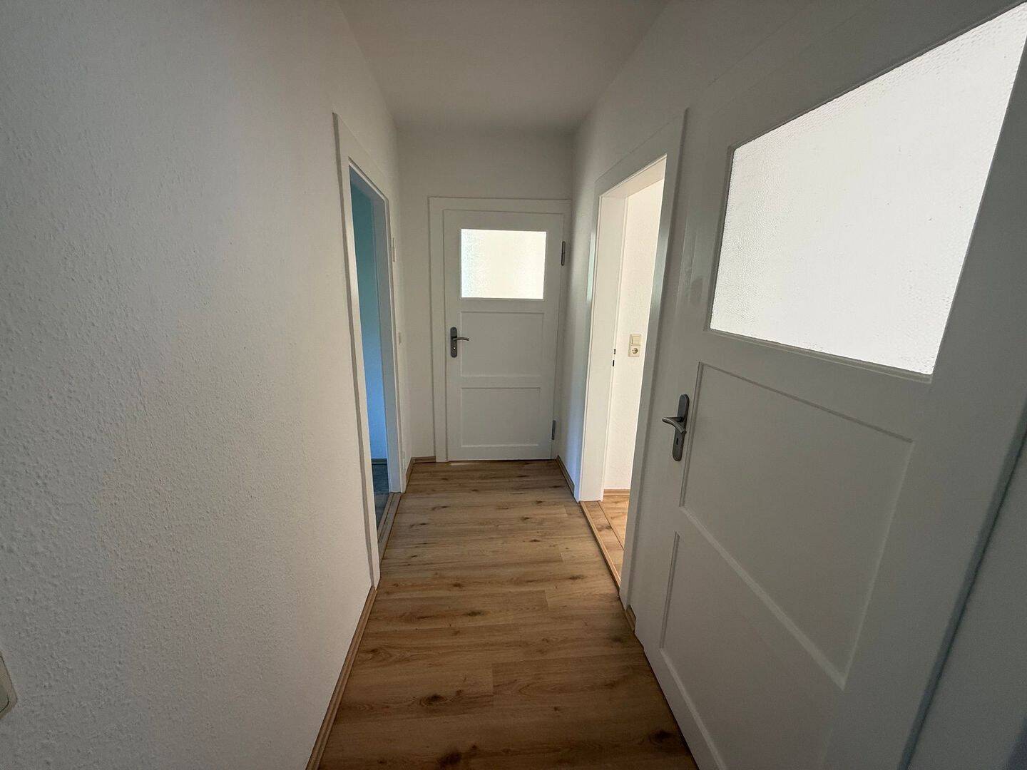 ruhige DG 3 Raum Wohnung – Chemnitz – Vorschaubild 3