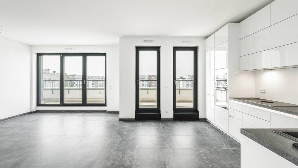 Penthouse-Living im Neubau: Sonnige Terrasse, hochwertige Küche & Erstbezug *Zuzüglich TG-Stellplatz* – Berlin – Bild 1 von 9