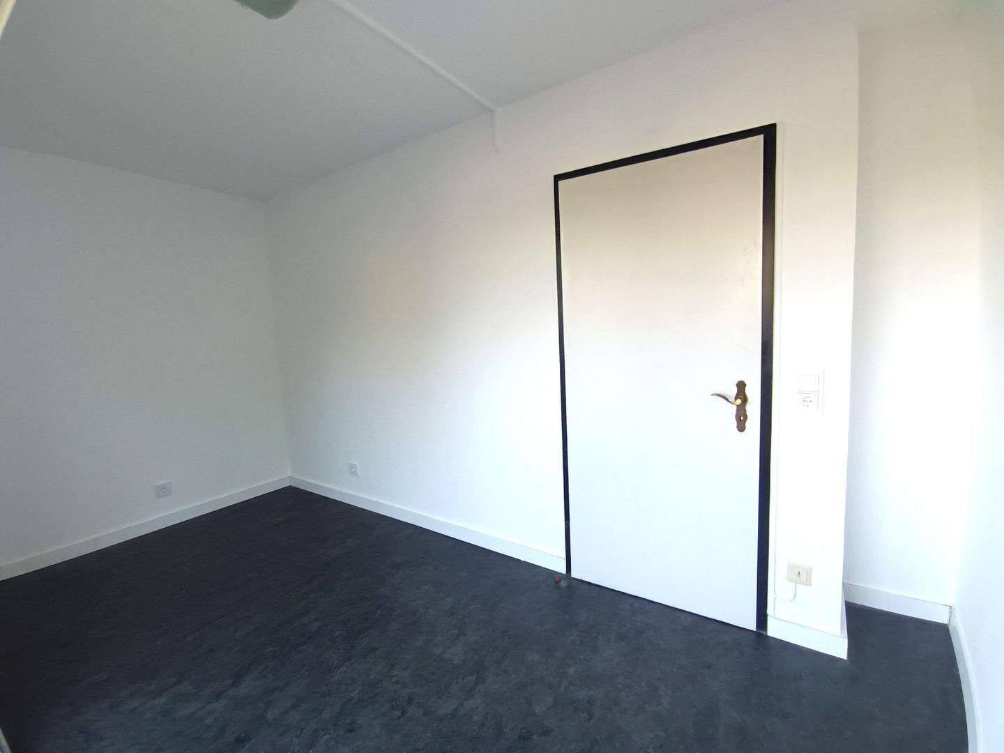 Krefeld-City, Ostwall 71 - 2 Zimmer-Wohnung im 5.OG mit 2 Balkonen und Aufzug für max. 2 Personen zum zeitnahen Einzug !! – Krefeld – Vorschaubild 8