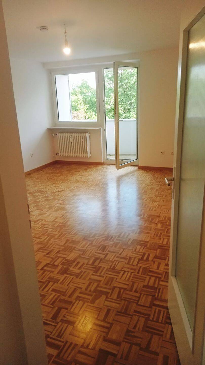 Von Privat neu renovierte 2-Zimmer Wohnung mit Südbalkon in München Solln mit idealer Raumaufteilung