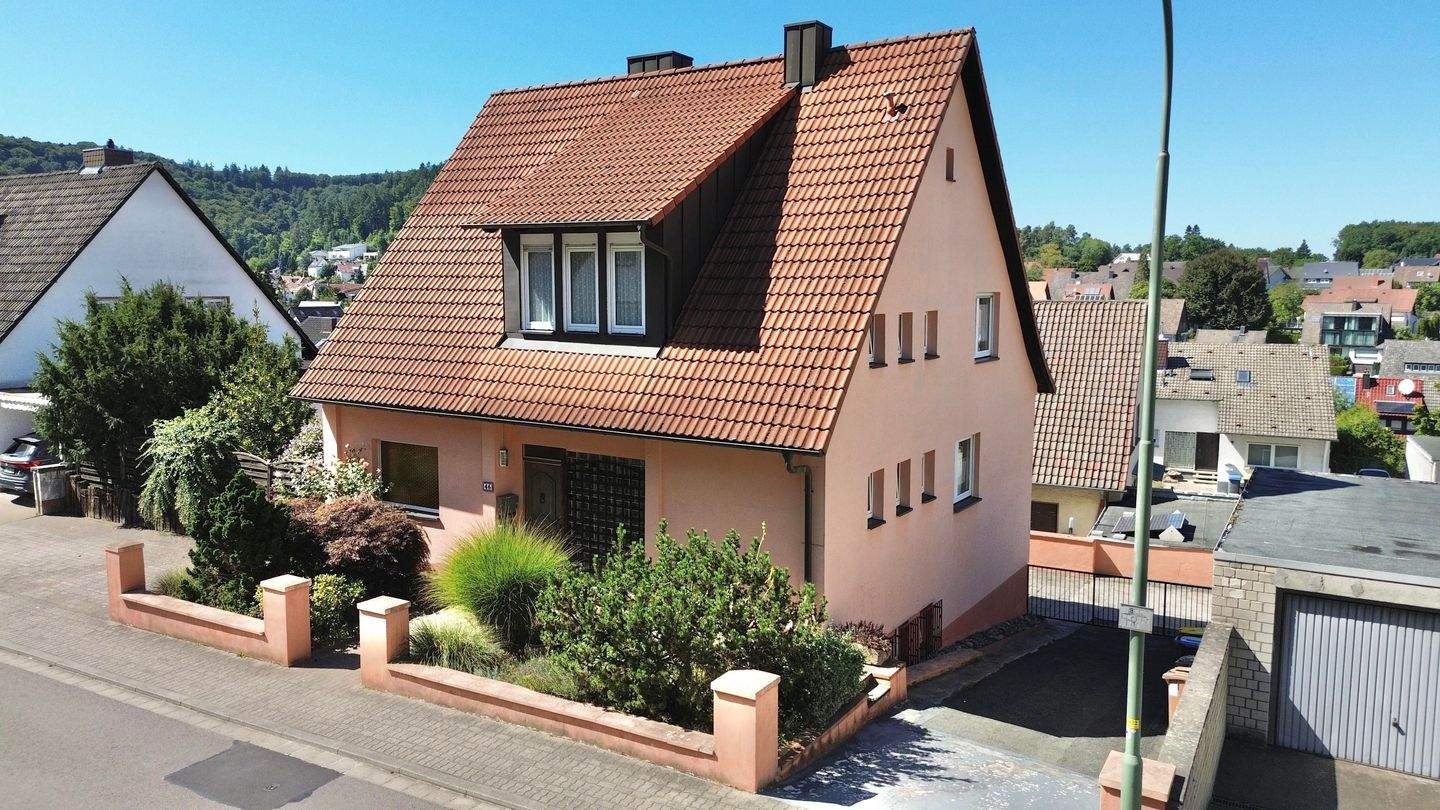 KL-Hohenecken: Freistehendes Zweifamilienhaus mit Doppelgarage, PKW-Stellplätzen und Garten – Kaiserslautern – Bild 1 von 9