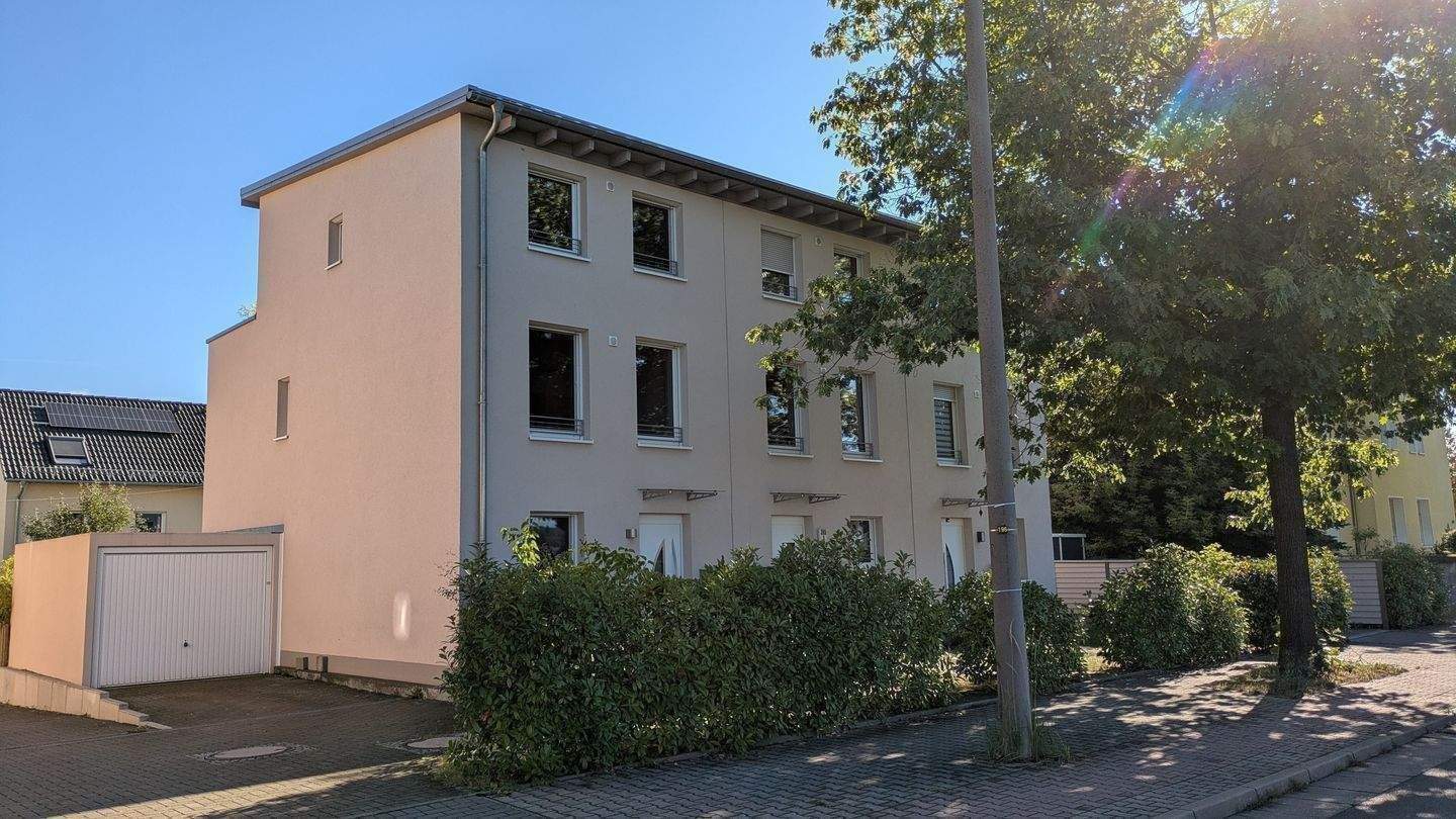 Bezugsfrei! Reihenendhaus mit Garten und Garage in naturnaher Lage, Baujahr 2018 – Dresden – Bild 1 von 9